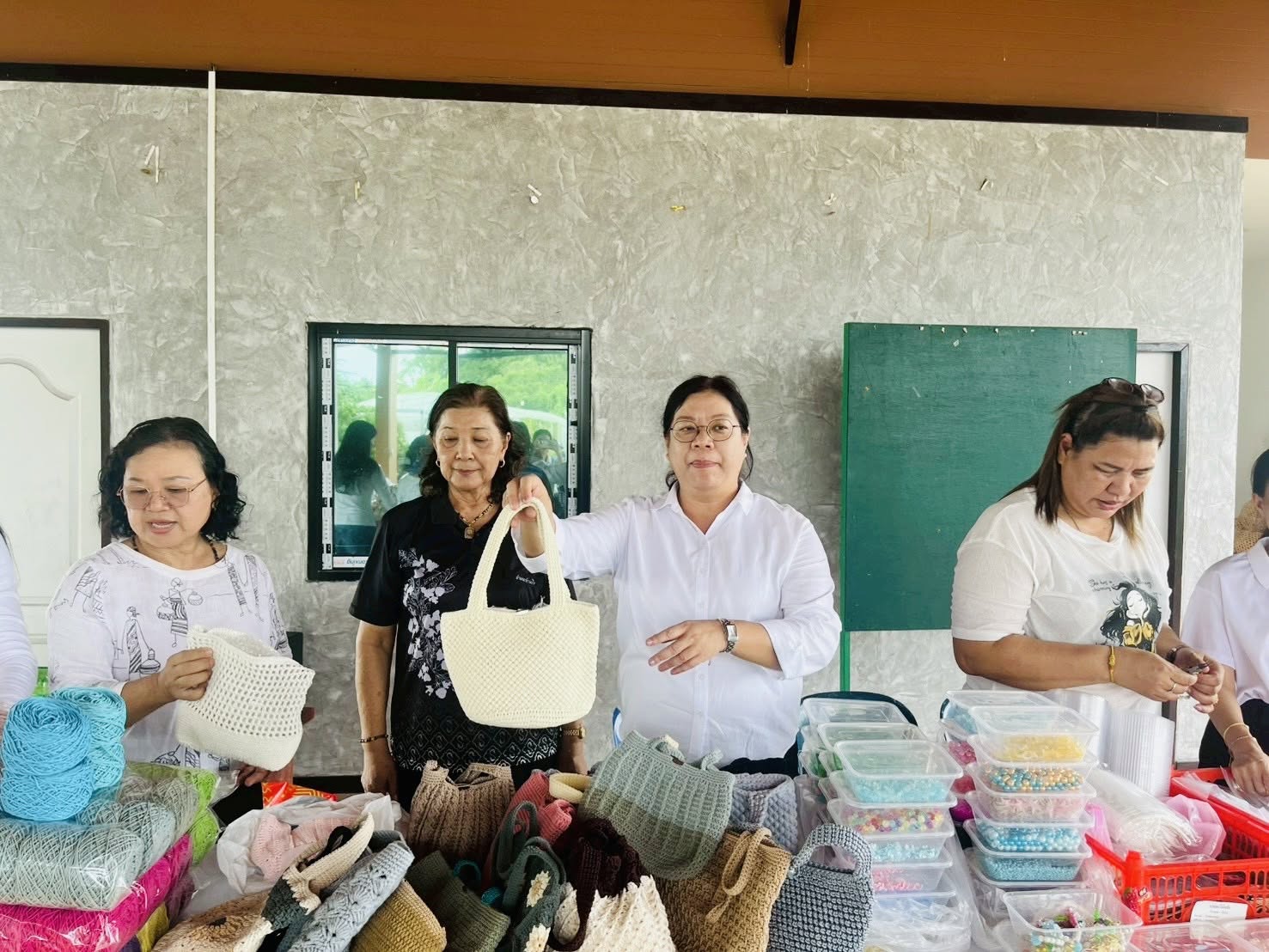 สพอ.บ้านบึง จ.ชลบุรี ดำเนินการโครงการส่งเสริมแก้ไขปัญหาหนี้สินครัวเรือน “สำนึกดี แผนดี บริหารหนี้ได้” 🏦💵💰 กิจกรรม ฝึกอาชีพ