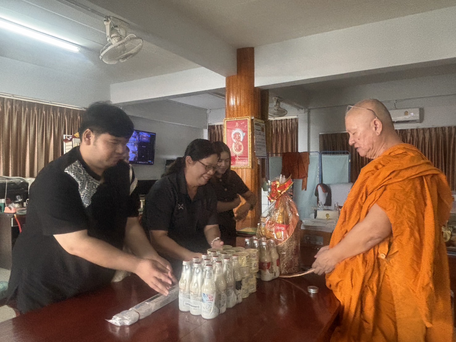 สพอ.บ้านบึง จ.ชลบุรี ทำบุญถวายสังฆทานเนื่องในวันก่อตั้งกรมการพัฒนาชุมชนครบรอบ 64 ปี