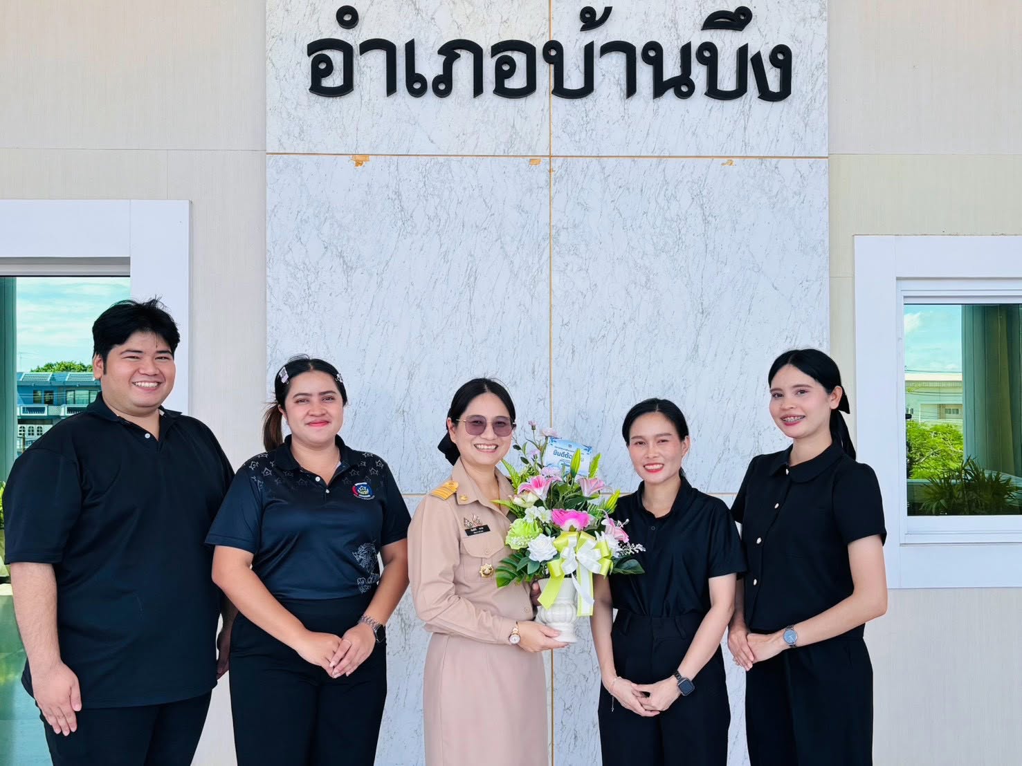 สพอ.บ้านบึง จ.ชลบุรี ยินดีต้อนรับ นางสาวกัลย์สินี ชะนะ พัฒนาการอำเภอบ้านบึง