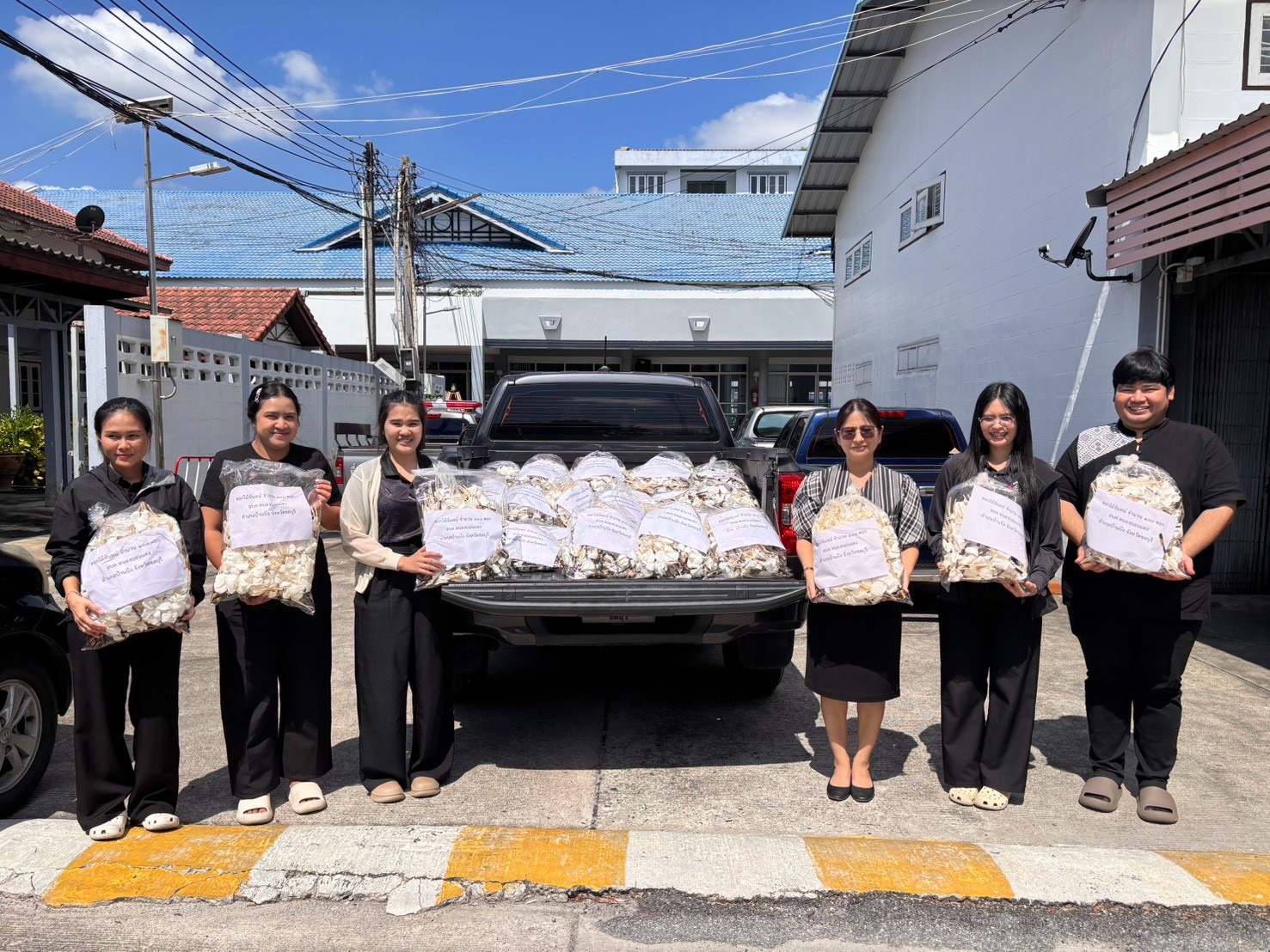 สพอ. บ้านบึง จ. ชลบุรี  รับมอบดอกไม้จันทน์จากองค์การบริหารส่วนตำบลหนองบอนแดง
